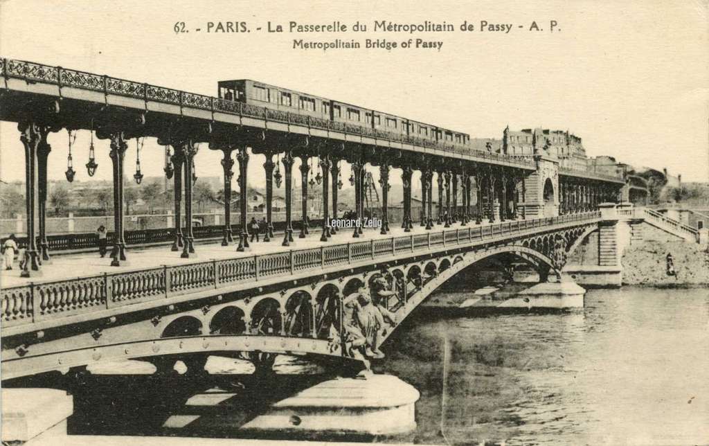 AP 62 - PARIS - La Passerelle du Métropolitain de Passy