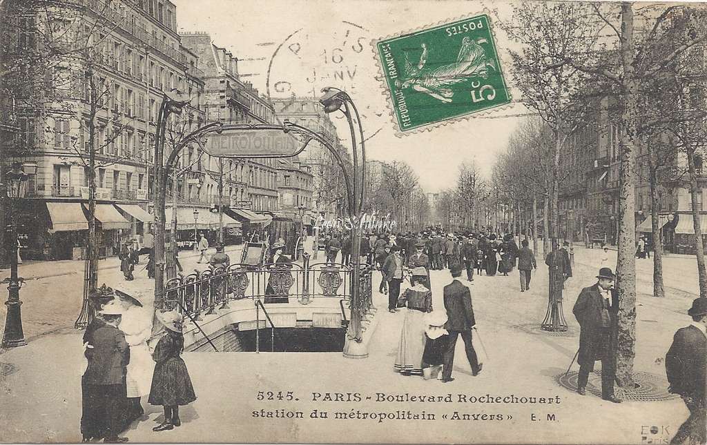 EM 5245 - Boulevard Rochechouart et Station Anvers