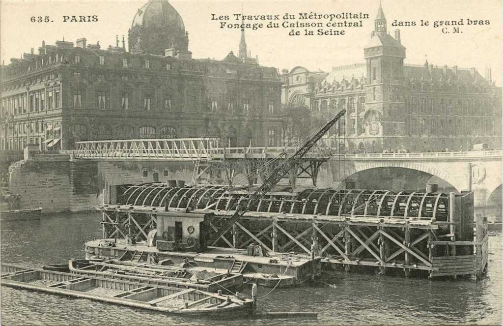 CM 635 - Fonçage du caisson central dans la Seine