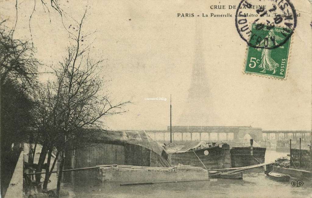 ELD - Crue de la Seine, La Passerelle du Métro et la Tour Eiffel