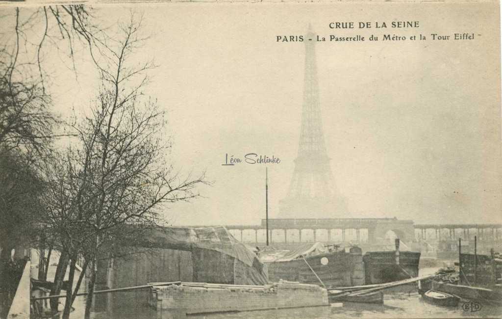 ELD - La Passerelle du Métro et la Tour Eiffel