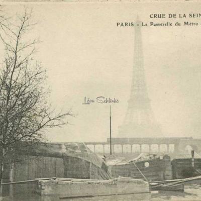 ELD - La Passerelle du Métro et la Tour Eiffel
