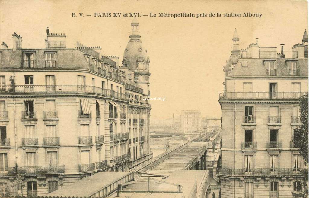EV - PARIS XV et XVI - Le Métropolitain pris de la station Albony