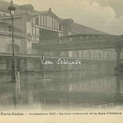 FF 130 - Inondations 1910. La Cour intérieure