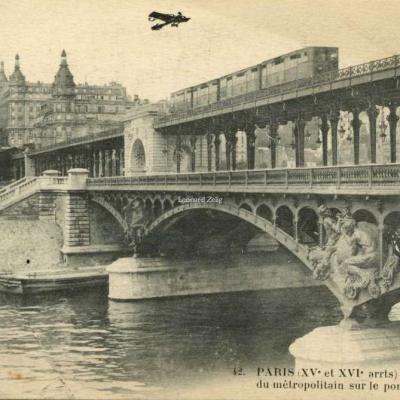 FF 42 - PARIS (XV° et XVI° arrts) - La passerelle du métro sur le pont de Passy