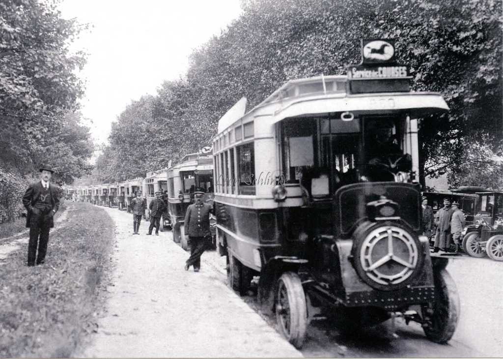 File d'autobus Schneider PB2 du service des courses en 1911