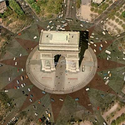 GUY 5616 - L'Arc de Triomphe, en survolant Paris