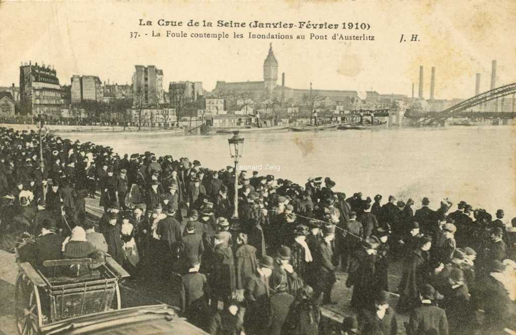 JH 37 - Crue de 1910 - La Foule contemple les Inondations au Pont d'Austerlitz