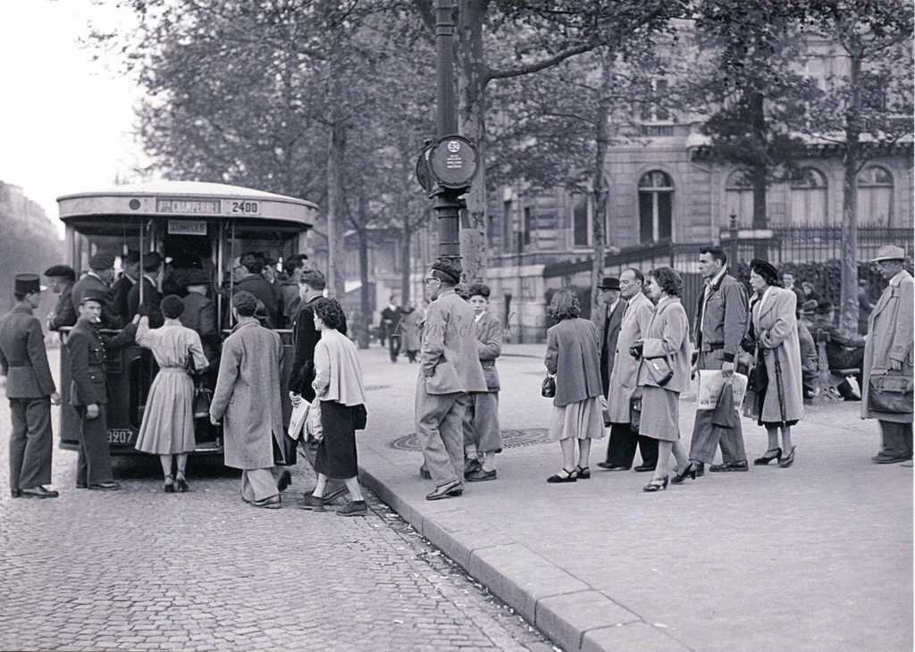L92 - Montée dans un bus TN6 à l'arrêt Etoile en 1950