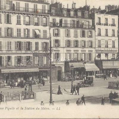 LL - La Place Pigalle et la Station du Métro