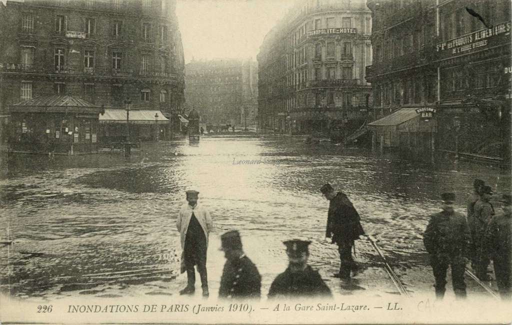 LL 226 - Inondations 1910 - A la gare Saint-Lazare