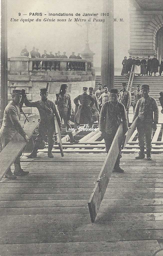 MM 9 - Inondations 1910 - Une équipe du Génie sous le Métro à Passy