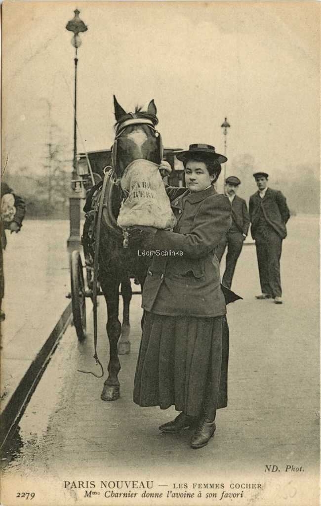 ND 2279 - Mme Charnier donne l'avoine à son favori