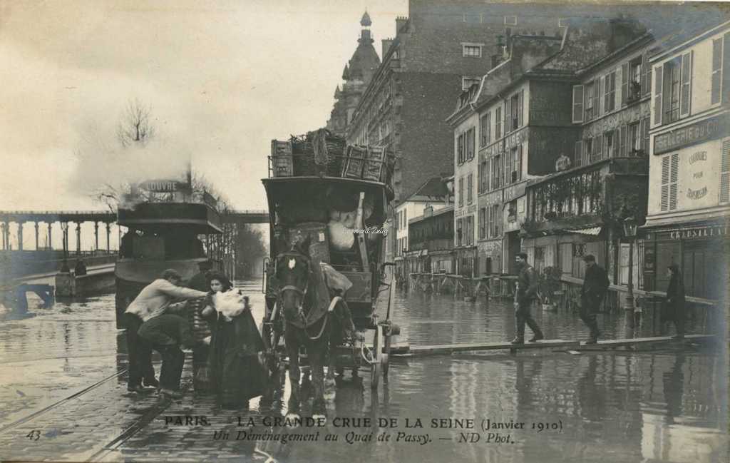 ND 43 - Grande crue de la Seine 1910 - Un déménagement au Quai de Passy