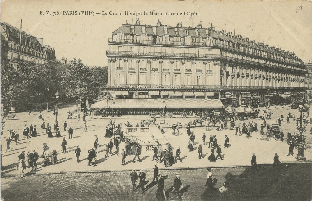 EV 718 - PARIS (VIII°) - Le Grand Hôtel et le Métro place de l'Opéra