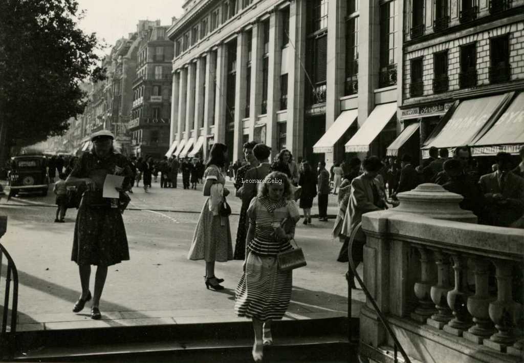 Photo - Entrée Alma-George V au niveau du 44 Champs-Elysées