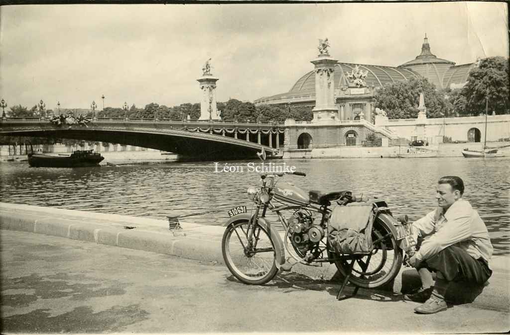 Photo - Moto Whizzer Pacemaker au Grand Palais (1948-52)