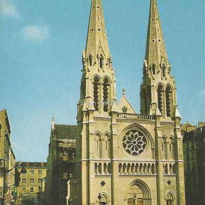 PI 2718 - L'Eglise St-Jean Baptiste et le métro Jourdain