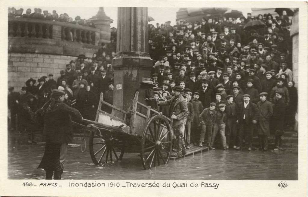 Rose 488 - PARIS - Inondation 1910 - Traversée du Quai de Passy