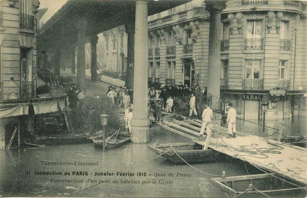 Vandenhove 31 - Quai de Passy - Construction d'un pont de bateaux par le Génie